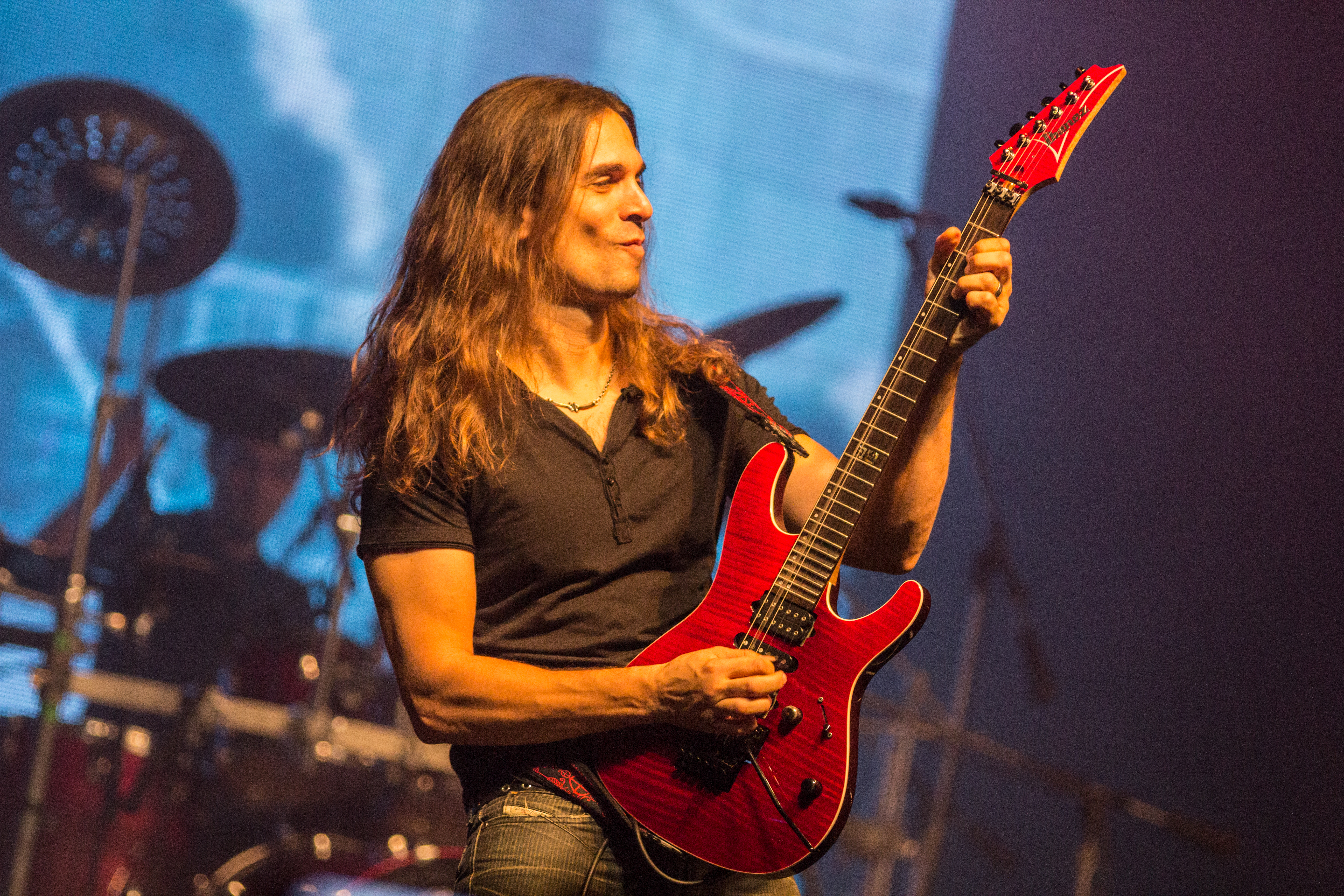 Кико Лоурейро — бразильский гитарист, наиболее известный как член групп Angra и Megadeth.